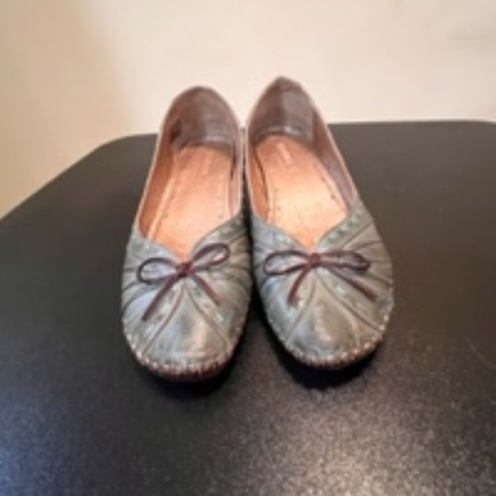Pikolinos size 9.5 green  shoe
